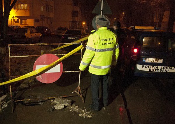 La un pas de tragedie: Tânăr căzut într-un canal