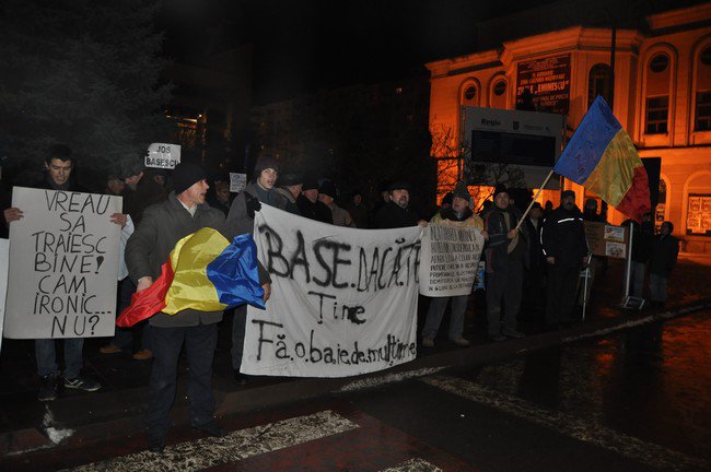 Protestele au continuat vineri seară în Piaţa Revoluţiei din Botoşani