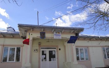 Primăria Corni a desfiinţat posturile …