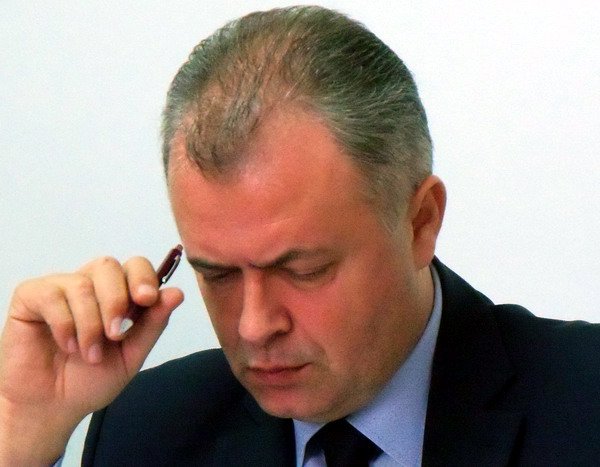 Cătălin Flutur lăstat cu buza umfată de senatorul Marcu