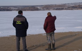 Pescari moldoveni prinşi peste Prutul …