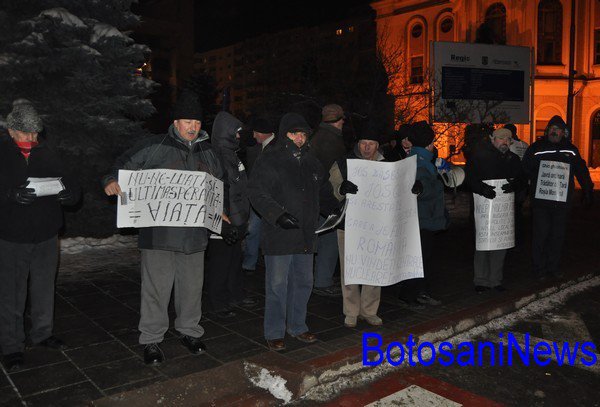 Proteste cu 18 persoane în Piaţa Revoluţiei. Vezi cine s-a alăturat manifestanţilor