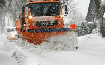 Zăpada şi viscolul paralizează drumurile …