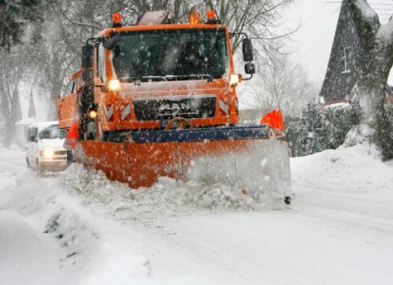 Zăpada şi viscolul paralizează drumurile din judeţ