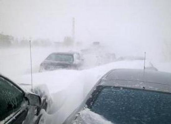 Locuitorii din cartierul Tulbureni se plâng că sunt lăsaţi în zăpadă