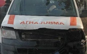 Ambulanţă izbită de o autoutilitară …