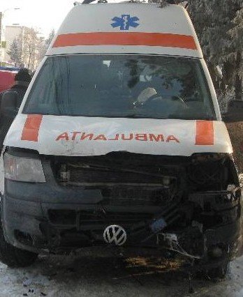 Ambulanţă izbită de o autoutilitară la Copălău 