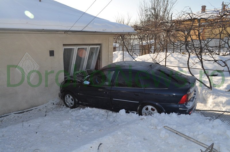 Dorohoi: Datorită alcoolului s-a proptit cu maşina într-o casă de pe strada Sf. Ioan Românul