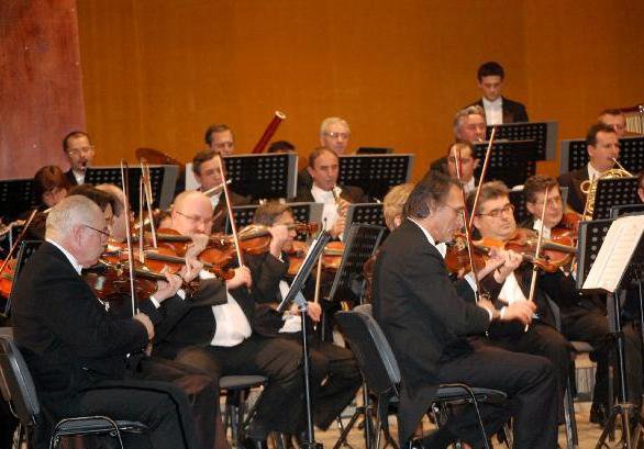 Filarmonica Botoşani: concert simfonic cu dirijorul Cristian Sandu