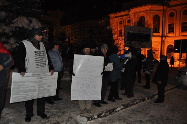 Protestele au continuat şi joi seară în Piaţa Revoluţiei din Botoşani