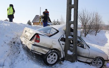 A intrat cu maşina într-un …