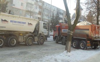 Zăpada din Botoşani cărată cu …