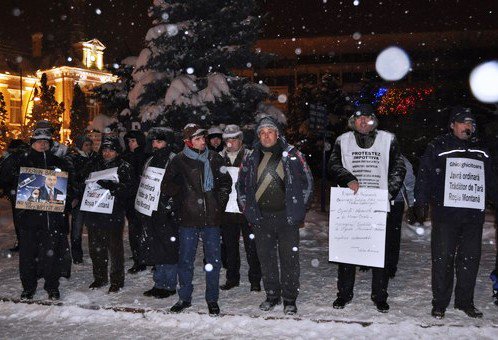 Ninsoarea nu a reușit să convingă manifestanții să stea acasă