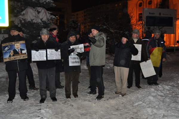 Încă o seară de proteste în Piaţa Revoluţiei din Botoşani