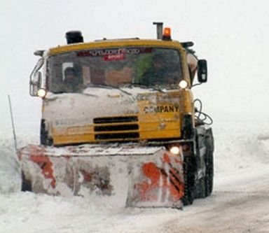 Copii duşi acasă cu utilajul pentru deszăpezire după ce microbuz şcolar a rămas înzăpezit