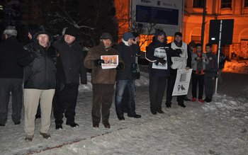 Manifestanţii adunaţi în Piaţa Revoluţiei …
