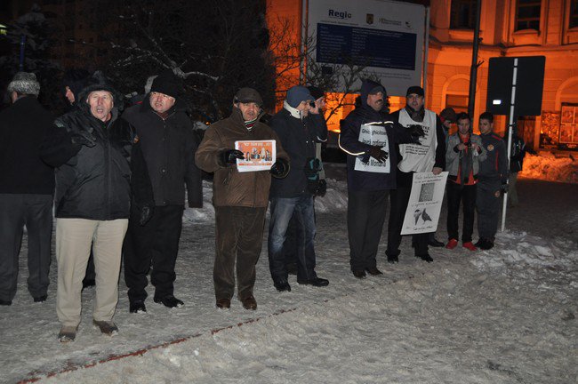 Manifestanţii adunaţi în Piaţa Revoluţiei au contestat atât acordul fiscal semnat miercuri la Bucureşti