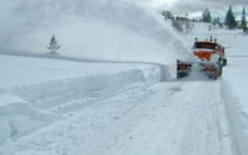 Deszăpezire făcută cu utilaje de …