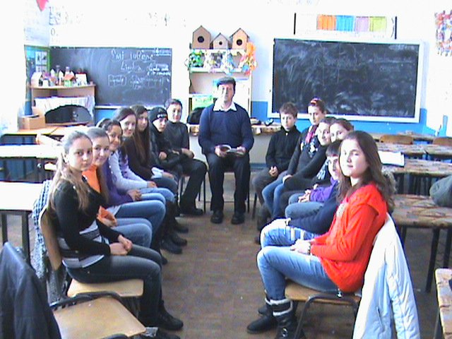 Elevii din Albeşti, la taifas cu poetul Costel Zăgan de Ziua Limbii Române 