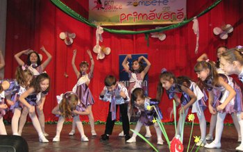 „Zâmbete de primăvară” pe scena …