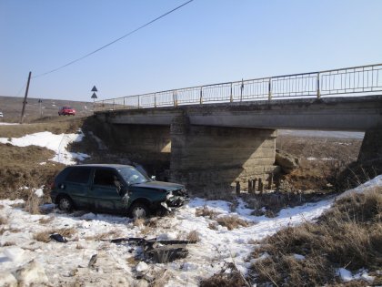 O şoferiţă a ajuns cu maşina într-un pârâu