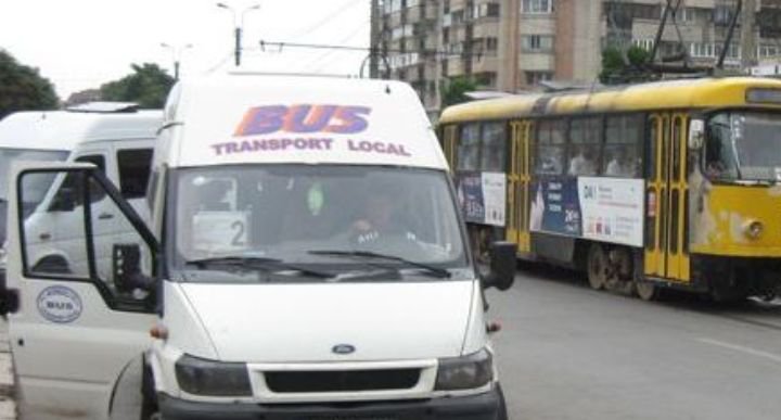 Şoferi de maxi-taxi concediaţi după ce au fost prinşi că băgau banii de pe bilete în buzunar