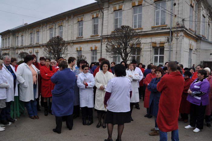 Cadrele medicale de la Secţia de Psihiatrie au protestat din cauza salariilor diminuate