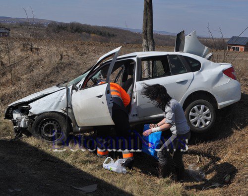 O tânără s-a dat cu maşina peste cap, pentru că s-a aplecat după o ţigară