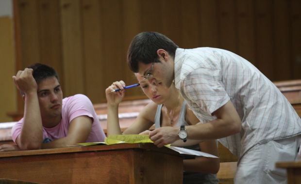 Folosirea mediilor din timpul liceului la admitere a fost interzisă. Cum se va face admiterea la facultate, de la toamnă