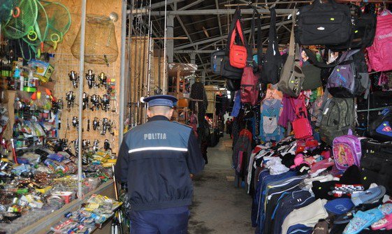 Poliţia şi Garda Financiară a descins în Bazarul Tati