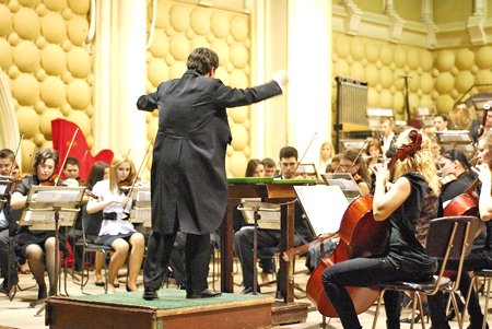 Concert simfonic, în această seară, la Filarmonică, cu dirijorul Petroniuc Negrescu