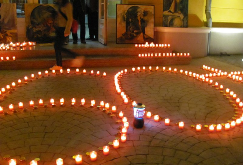 Botoșănenii au petrecut în ploaie, la lumina lumânărilor, de Earth Hour