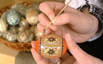 Seară de încondeiat ouă roşii