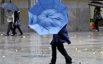 Ploi, descărcări electrice și vânt …