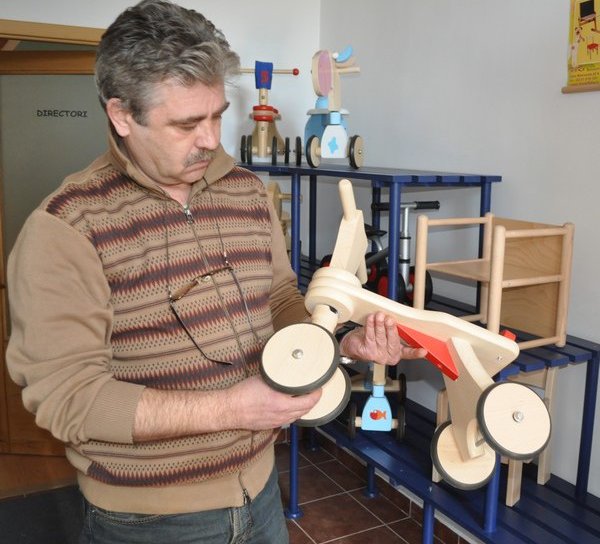 Jucăriile din lemn produse la Botoşani, cele mai căutate din lume