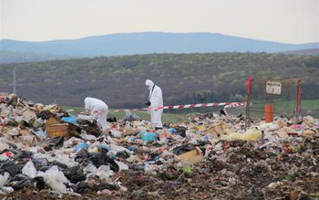 Șocant! Bebeluş găsit la groapa …