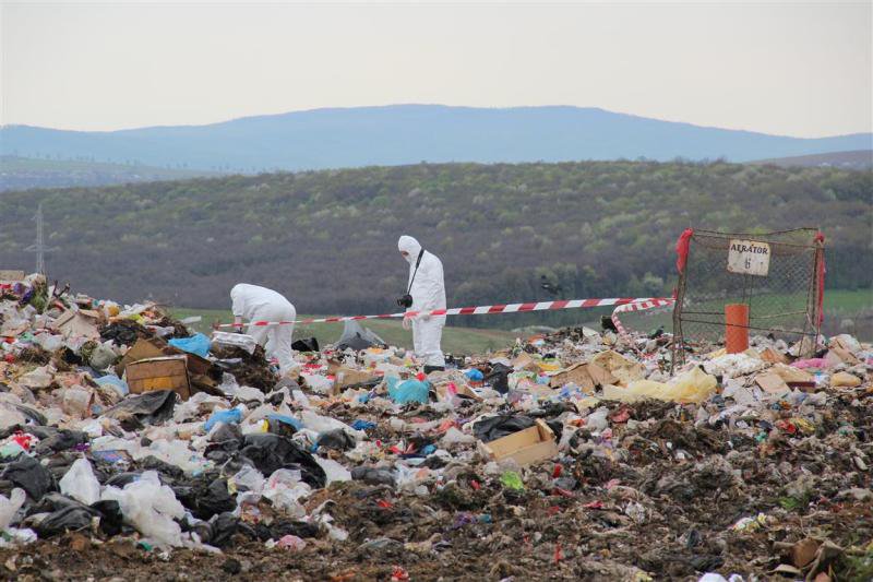 Șocant! Bebeluş găsit la groapa de gunoi