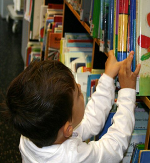 Campanie de strângere de cărţi, rechizite şi jucării pentru copiii săraci la Vorniceni