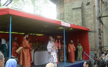 Sute de credincioşi la slujba …