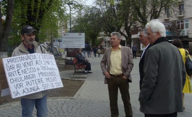Susţinător al preşedintelui Traian Băsescu înjurat în centrul Botoşaniului