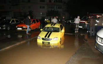 Surpriza din asfalt: Mașină căzută …