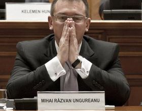 Moţiunea de cenzură a trecut. …