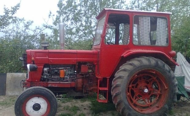 Autoturism avariat de un tractorist neatent