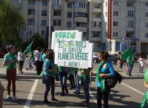 Sute de copii serbează oraşul …