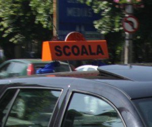 Tânăr cercetat pentru dare de mită pentru obţinerea permisului de conducere
