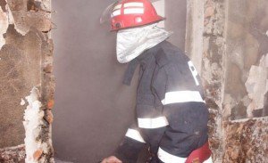 Rănit într-un incendiu provocat din neglijenţă