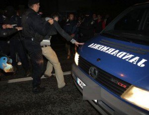 Dosar penal pentru un tânăr beat care a distrus mobilierul dintr-un bar