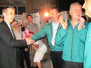 A început campania electorală: Portariuc şi Flutur s-au întâlnit la panoul de afișaj electoral