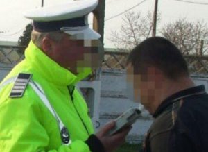 Depistaţi conducând, deşi se aflau …