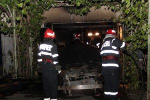 Garaj şi maşină distruse într-un incendiu